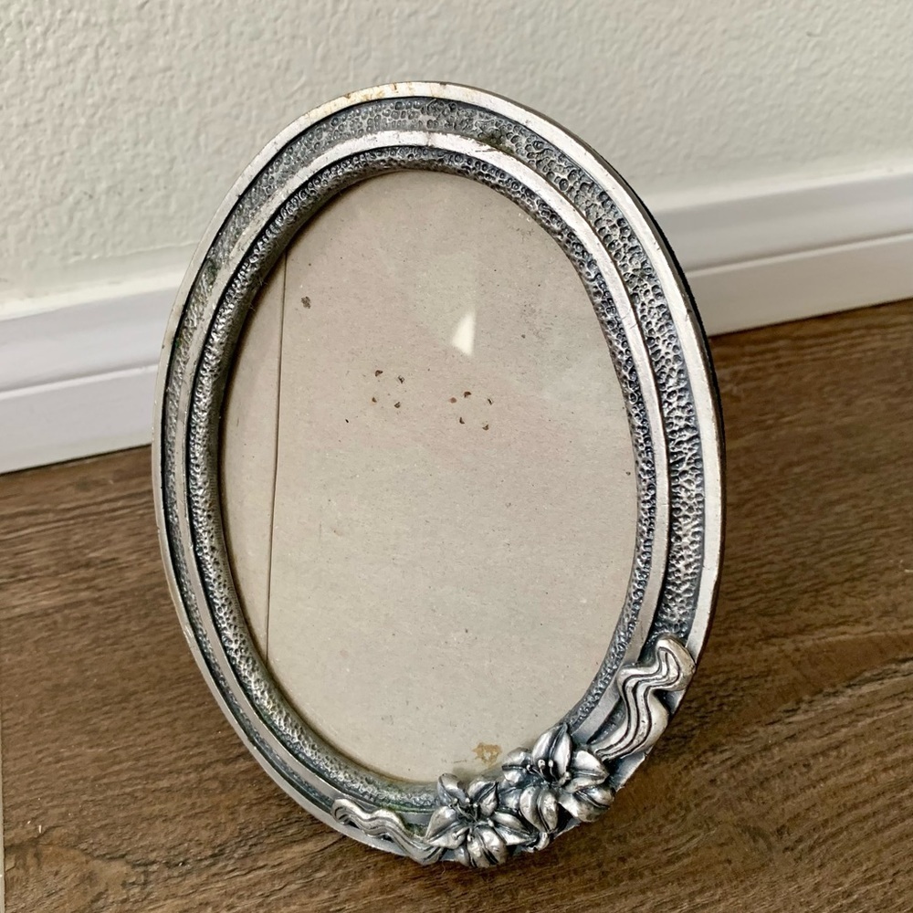 Vintage metal frame 6/7 inch